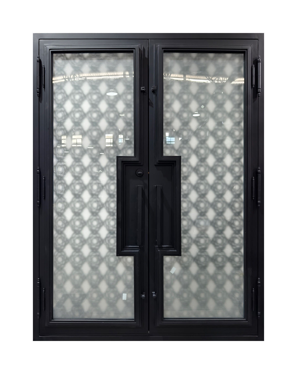 Puerta doble de entrada de hierro forjado con diseño geométrico