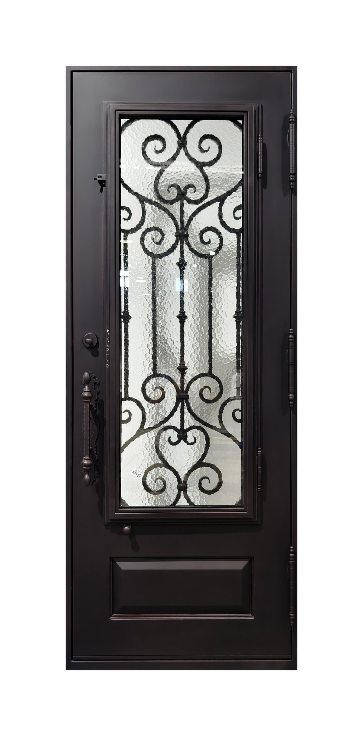 Puerta de entrada individual de hierro forjado con volutas forjadas a mano y panel inferior
